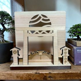 伊勢ひのきを使用した神棚風のお札・お守り立て「伊勢結び」。柾目の美しい木目とコンパクト設計の木製インテリア