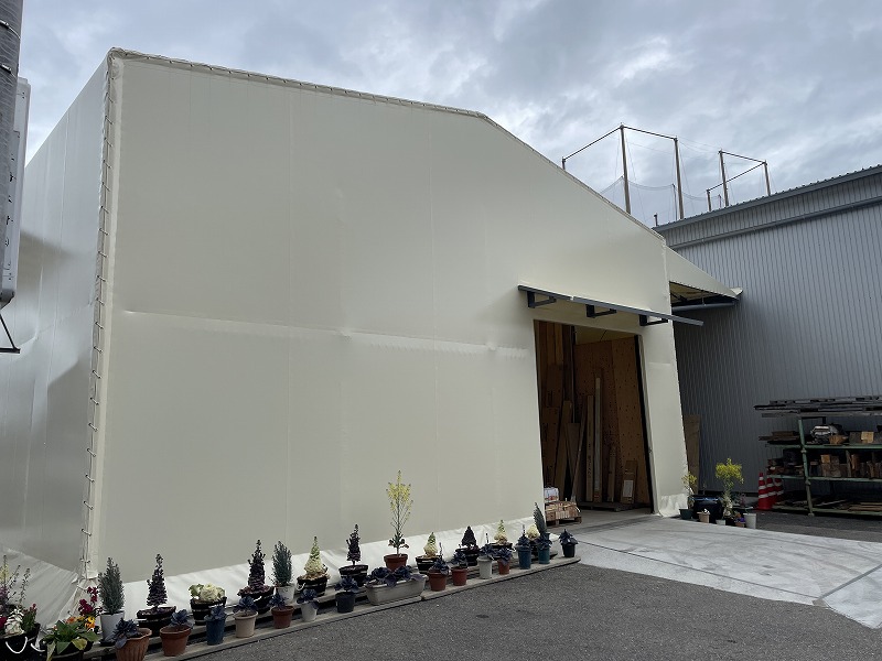 短工期で設置可能なコラム柱構造のテント倉庫の外観