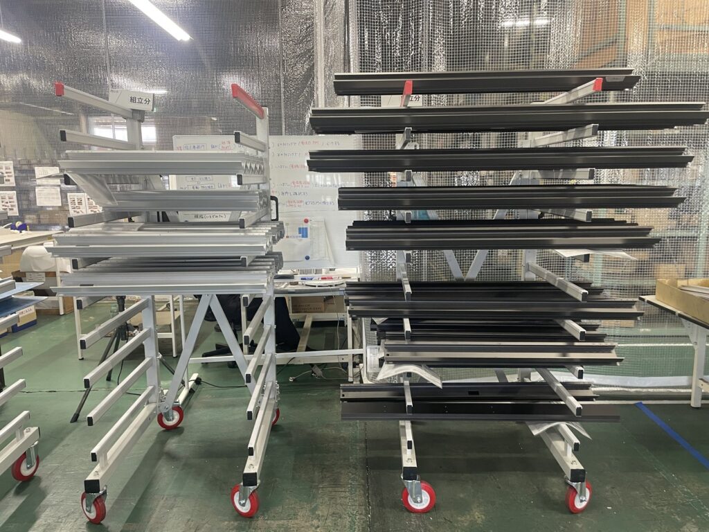 金属加工工場の通路に並んだストレッチ10S。加工途中のアルミ部材を段ごとに保管