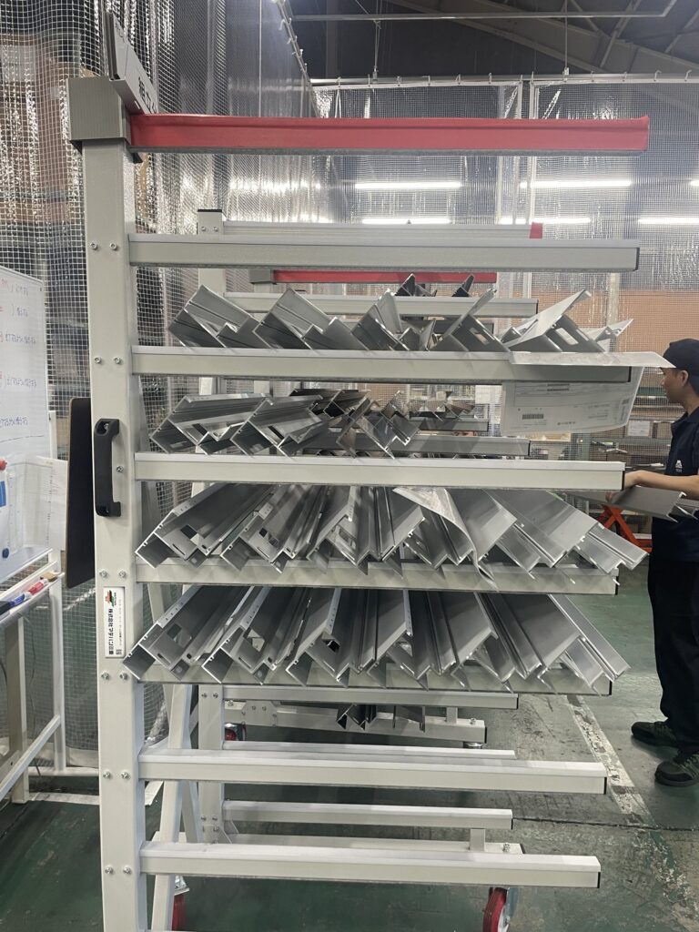 横から見たストレッチ10S。前柱のない片持ち構造で、アルミ部材を手前から出し入れできる